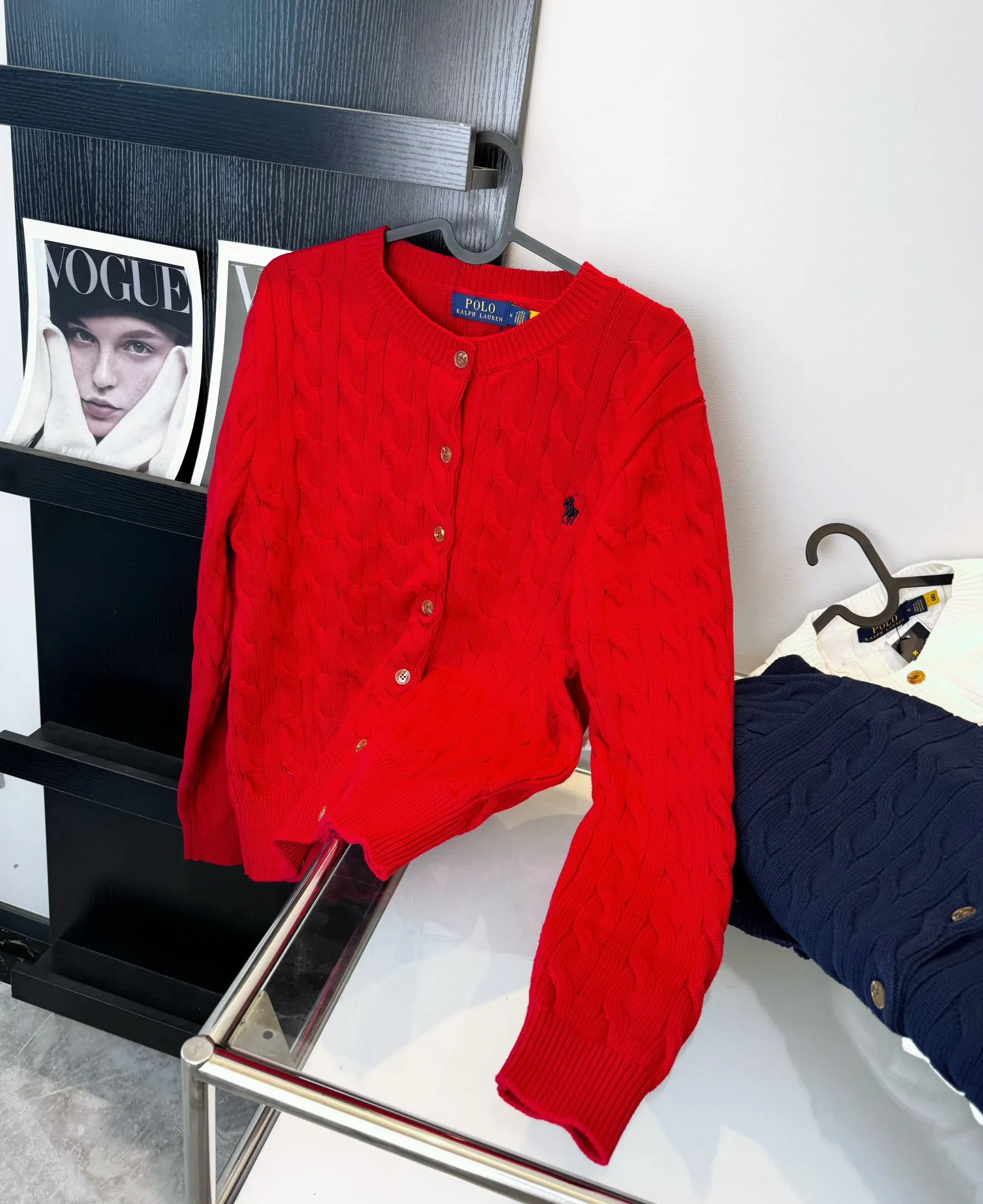 🅿️240 Style number: L05 (red) only xs s Ralph Lauren RL classic war horse logo embroidery on the chest cable pattern twist button round neck long sleeves buttoned knitted sweater cardigan jacket Color: SIZE: XS S M L Size reference # Length Bust Shoulder width 43.5 L 64 52 45 I will always love sweet girls. Soft and glutinous🧶🫶The style is a very classic cable sweater. American retro college style. Perfect hand comfort. It is a must-have item for spring, autumn and winter wardrobes. It also looks good when layered as an inner layer in cold weather. High-density LOGO embroidery on the chest, original customization of tag accessories. Made of pure cotton yarn 🧶 blended with wool, pure cotton is skin-friendly and comfortable, small label war horse embroidered twist turtleneck sweater 🐎 high quality. Follow the blogger to learn how to wear it! Let’s get a Ralph Lauren cable sweater. It’s a super hard-to-find series after it became popular. It’s hard to find one on the official website. It’s simple and practical to wear, with a lazy and loose feel. The thickened fabric has a more texture, soft and delicate feel, and a loose fit. Whether worn alone or layered, you can wear different styles of fashion with just one piece. ⚠️Contains wool products🦙 Pay attention to the washing method to avoid shrinkage
